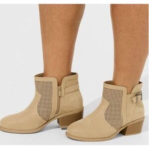 MÍA -Perforated Buckle Ankle Bootie  Size 9M Oatmeal